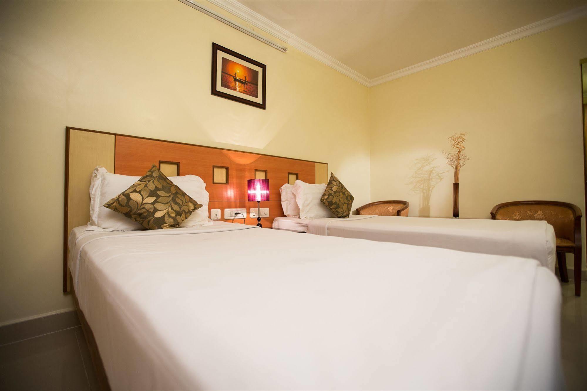 Taz Kamar Family Hotel Madras Buitenkant foto