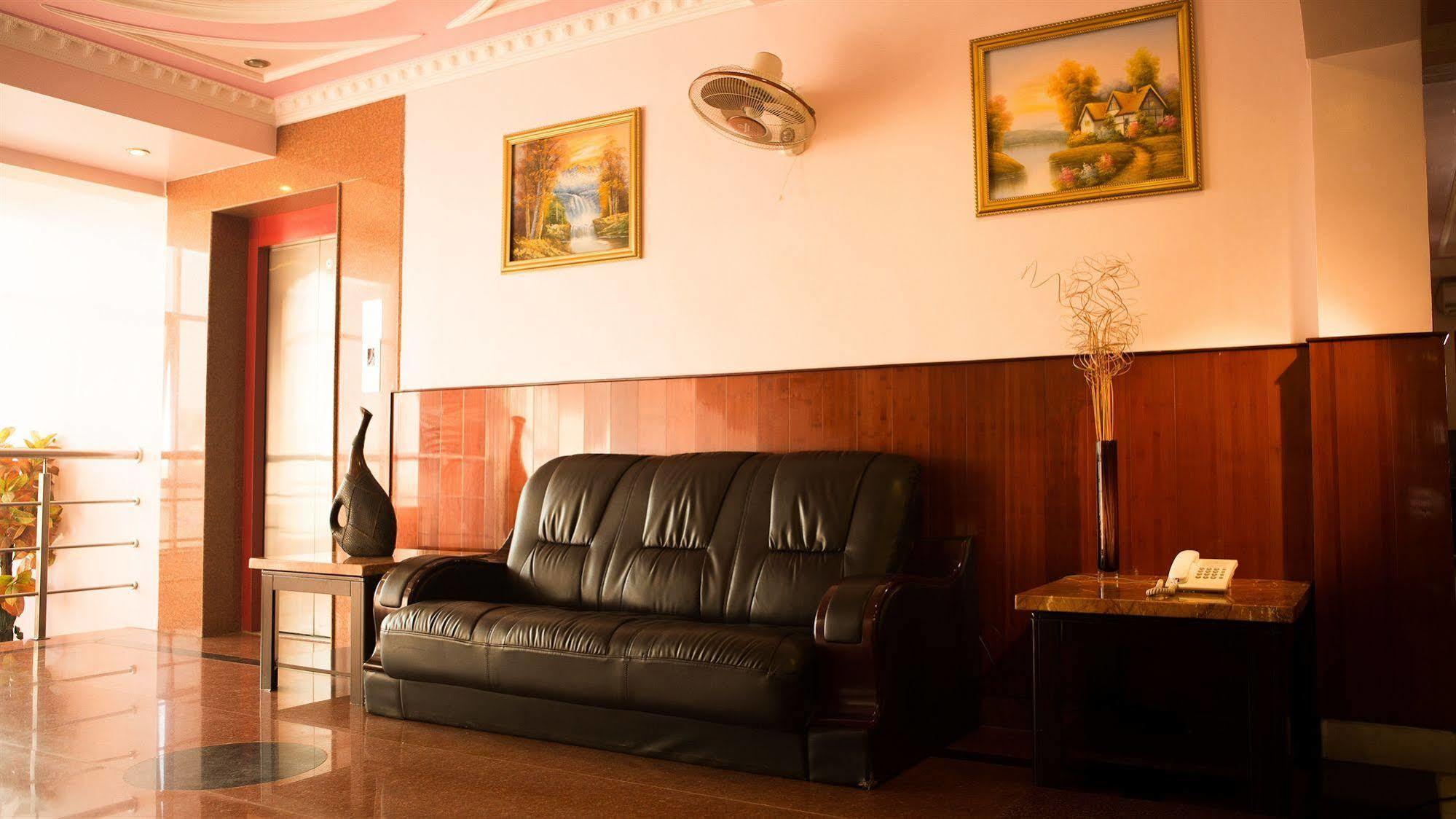 Taz Kamar Family Hotel Madras Buitenkant foto