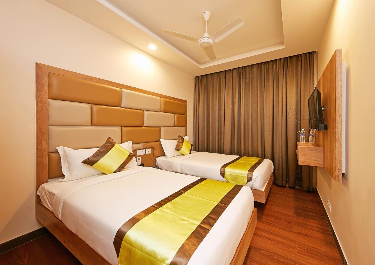 Taz Kamar Family Hotel Madras Buitenkant foto