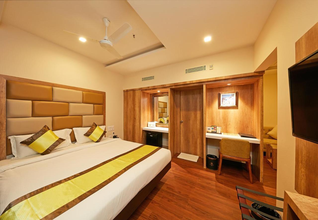 Taz Kamar Family Hotel Madras Buitenkant foto