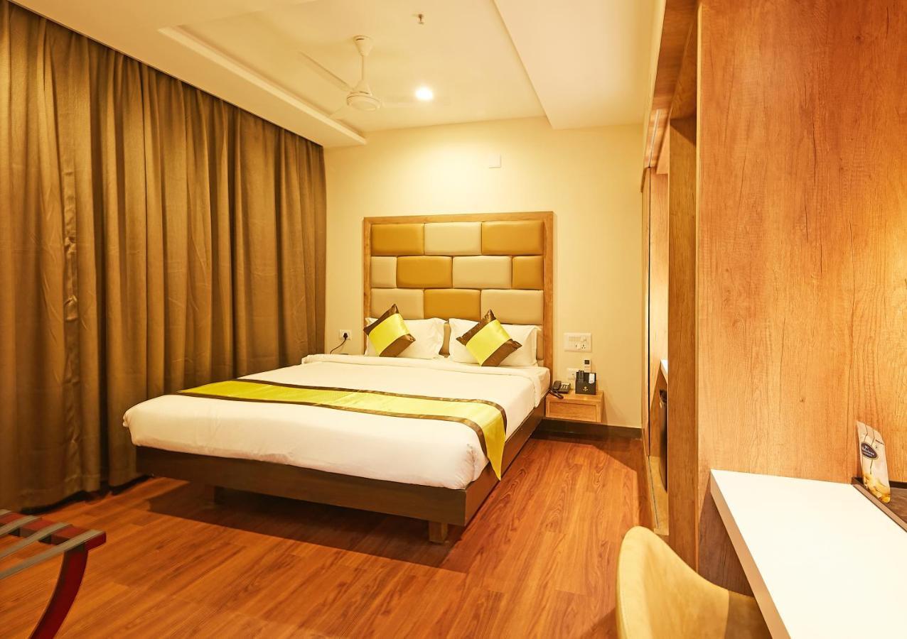 Taz Kamar Family Hotel Madras Buitenkant foto